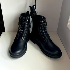 NWT Ardene lace up black combat boots lug sole winter boots with comfort foam